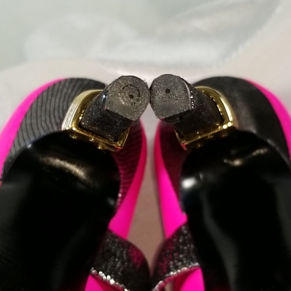 Marie Lorenzo Neon Pink Brass Stud Heels NEW US 9 - Picture 10 of 11